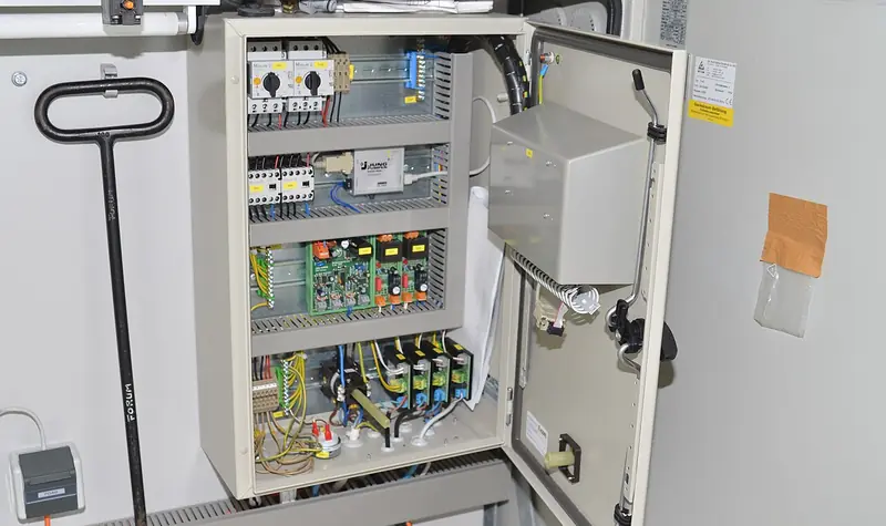 Pump control panel wiring and electrical controls